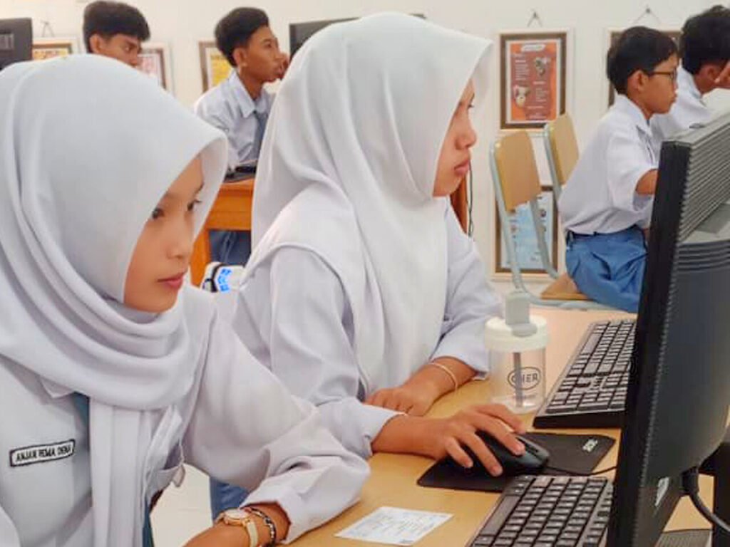 siswa siswi smk negeri blambangan umpu mengikuti ANBK 2025 secara serentak