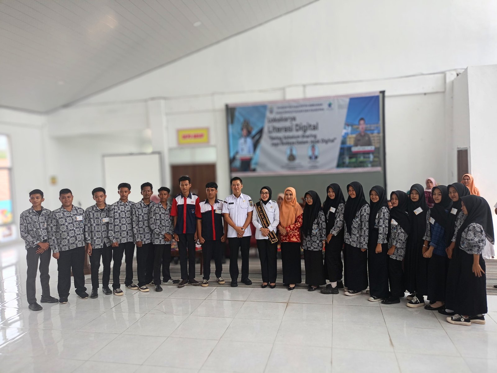 Siswa kelas XII TKJ1 SMKN Blambangan Umpu mengikuti lokakarya literasi digital di Perpustakaan Daerah Way Kanan