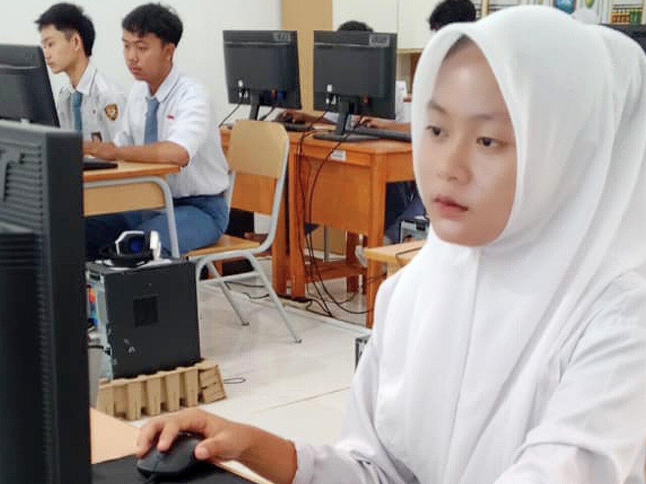 siswa siswi smk negeri blambangan umpu mengikuti ANBK 2025 secara serentak
