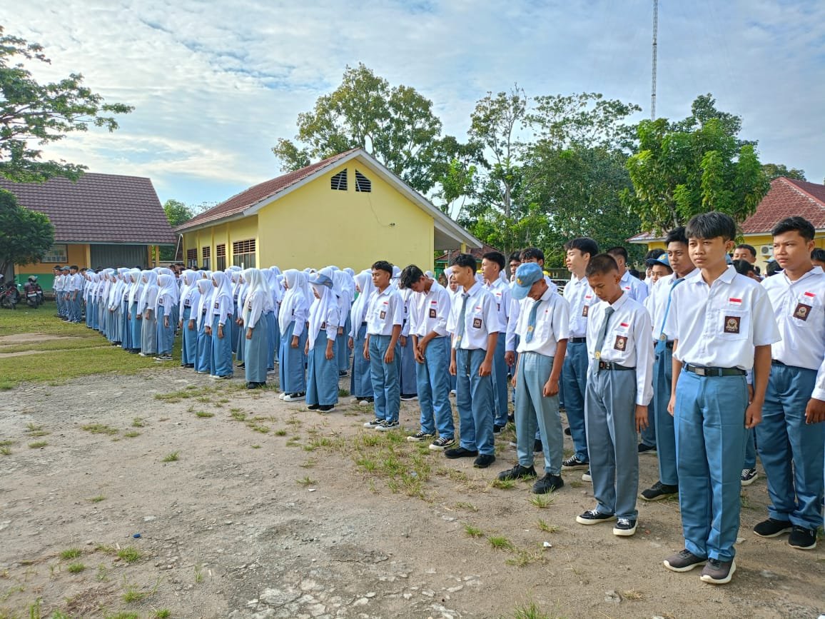 Upacara bendera senin 28 juli 2025 di lapangan utama SMK Negeri Blambangan Umpu