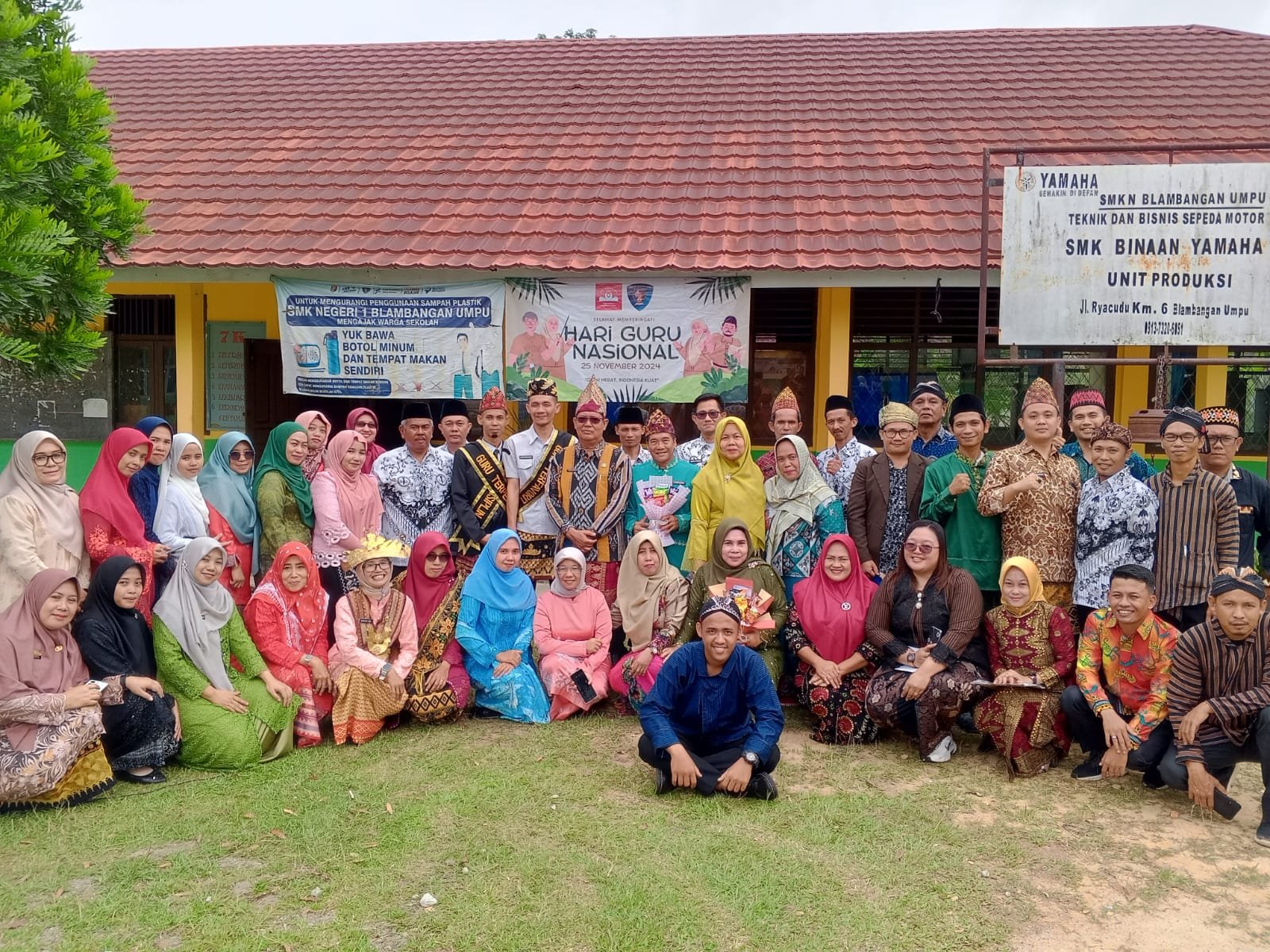 seluruh dewan guru beserta staf SMK Negeri Blambangan Umpu Way Kanan Lampung