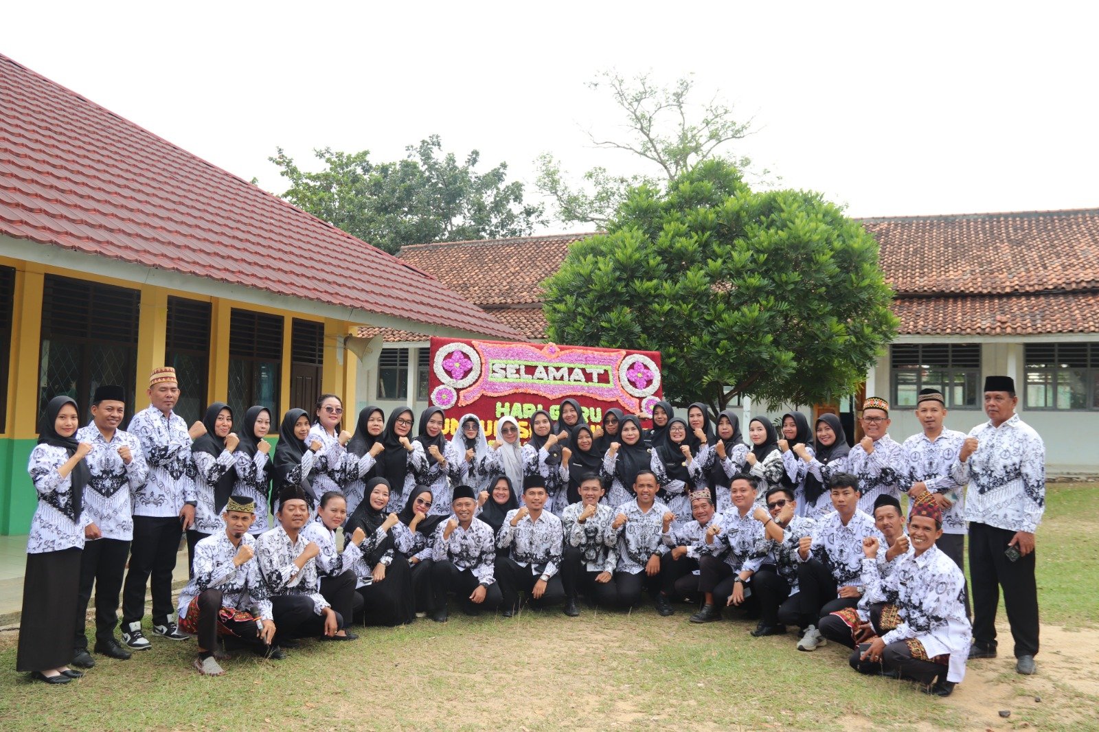 Peringatan Hari Guru Nasional 2025 di SMK Negeri Blambangan Umpu dengan penampilan seni, tumpeng apresiasi, dan kebersamaan guru serta siswa.